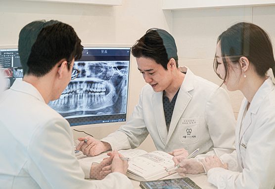 CT로 잔존골을 함께 확인하는 의료진